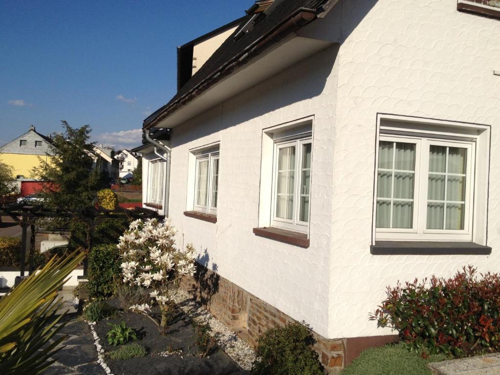 Haus Uebernachtenswert Cochem Mosel Екстер'єр фото